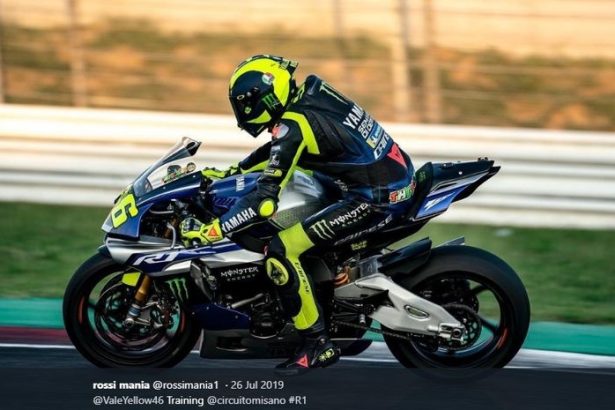 Pembalap Monster Energy Yamaha, Valentino Rossi, berlatih dengan motor Yamaha R1 di Sirkuit Misano, Italia, pada Juli 2019