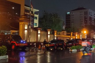 Kepolisian memperketat pengamanan usai serangan terduga teroris di Mabes Polri, Jakarta, Rabu (31/3). (Foto: CNN Indonesia/Adhi Wicaksono)