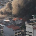 Petugas berusaha memadamkan api yang membakar rumah di sekitar pasar kambing tanah abang