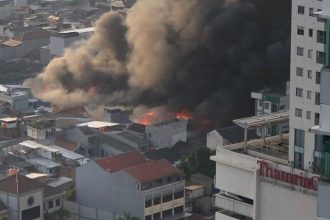 Petugas berusaha memadamkan api yang membakar rumah di sekitar pasar kambing tanah abang