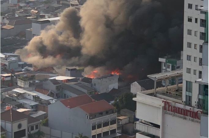 Petugas berusaha memadamkan api yang membakar rumah di sekitar pasar kambing tanah abang