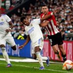 enyerang Athletic Bilbao asal Spanyol, Iker Muniain (tengah) menembak bola melewati gelandang Real Madrid Casemiro dan Lucas Vazquez selama pertandingan perempat final Copa del Rey (Piala Raja) Spanyol antara Athletic Bilbao vs Real Madrid