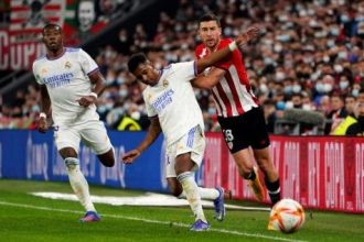 enyerang Athletic Bilbao asal Spanyol, Iker Muniain (tengah) menembak bola melewati gelandang Real Madrid Casemiro dan Lucas Vazquez selama pertandingan perempat final Copa del Rey (Piala Raja) Spanyol antara Athletic Bilbao vs Real Madrid