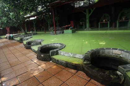 Jemaat ketika mandi di 7 sumur Vihara Gayatri