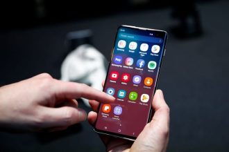 Mengalami masalah aplikasi di ponsel Android tertutup sendiri? Simak solusi lengkap cara mengatasinya agar aplikasi berjalan lancar.