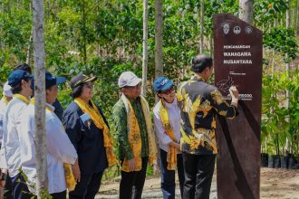 Presiden Joko Widodo melakukan peninjauan sekaligus pencanangan kawasan Wanagama Nusantara yang berada di Zona Rimba Kota B Kawasan Inti Pusat Pemerintahan (KIPP), Ibu Kota Nusantara (IKN), pada Jumat, 13 September 2024. Foto: BPMI Setpres/Kris