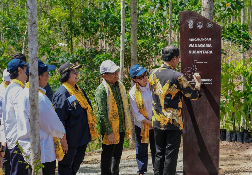 Presiden Joko Widodo melakukan peninjauan sekaligus pencanangan kawasan Wanagama Nusantara yang berada di Zona Rimba Kota B Kawasan Inti Pusat Pemerintahan (KIPP), Ibu Kota Nusantara (IKN), pada Jumat, 13 September 2024. Foto: BPMI Setpres/Kris