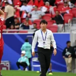 Pelatih timnas Indonesia, Shin Tae-yong, sedang memberikan intruksi kepada para pemainnya saat bertanding di Stadion Utama Gelora Bung Karno, Senayan, Jakarta