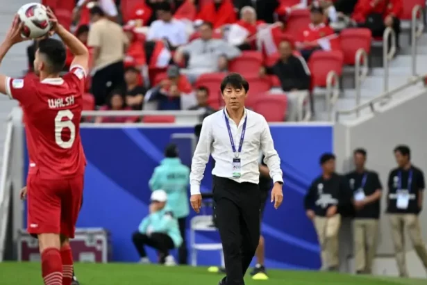 Pelatih timnas Indonesia, Shin Tae-yong, sedang memberikan intruksi kepada para pemainnya saat bertanding di Stadion Utama Gelora Bung Karno, Senayan, Jakarta