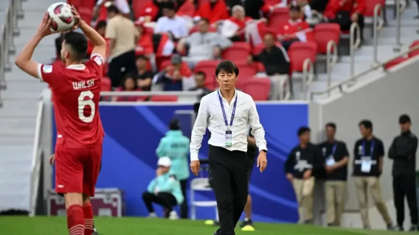 Pelatih timnas Indonesia, Shin Tae-yong, sedang memberikan intruksi kepada para pemainnya saat bertanding di Stadion Utama Gelora Bung Karno, Senayan, Jakarta