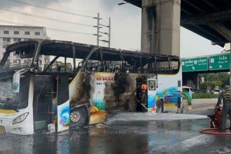 Bus hangus terbakar di Thailand menewaskan 23 orang, sebagian besar siswa dalam insiden tragis ini.