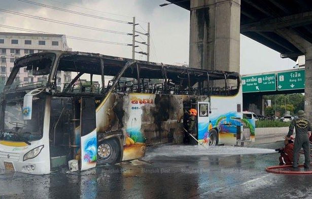 Bus hangus terbakar di Thailand menewaskan 23 orang, sebagian besar siswa dalam insiden tragis ini.