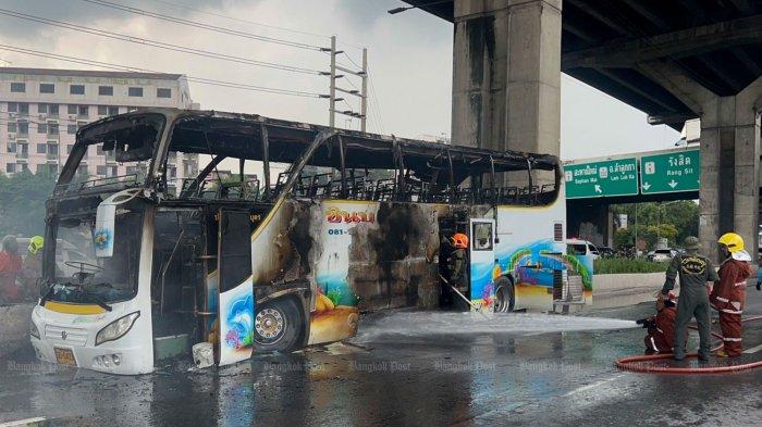 Bus hangus terbakar di Thailand menewaskan 23 orang, sebagian besar siswa dalam insiden tragis ini.