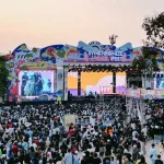 Festival ini membuka dengan berbagai penampilan musisi ternama, mencakup genre dan generasi yang berbeda. Ribuan penonton mulai memadati area festival sejak sore hari, antusias untuk menyaksikan aksi panggung favorit mereka.