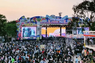 Festival ini membuka dengan berbagai penampilan musisi ternama, mencakup genre dan generasi yang berbeda. Ribuan penonton mulai memadati area festival sejak sore hari, antusias untuk menyaksikan aksi panggung favorit mereka.