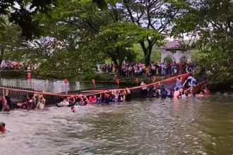 Jembatan di Taman Cadika Medan ambruk, puluhan pengunjung tercebur ke dalam danau.