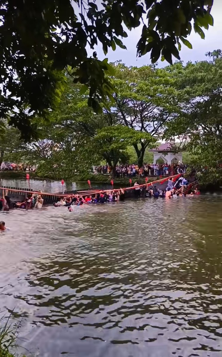 Jembatan di Taman Cadika Medan ambruk, puluhan pengunjung tercebur ke dalam danau.