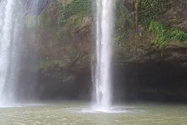 Pemandangan indah Curug Sodong, air terjun kembar di Sukabumi